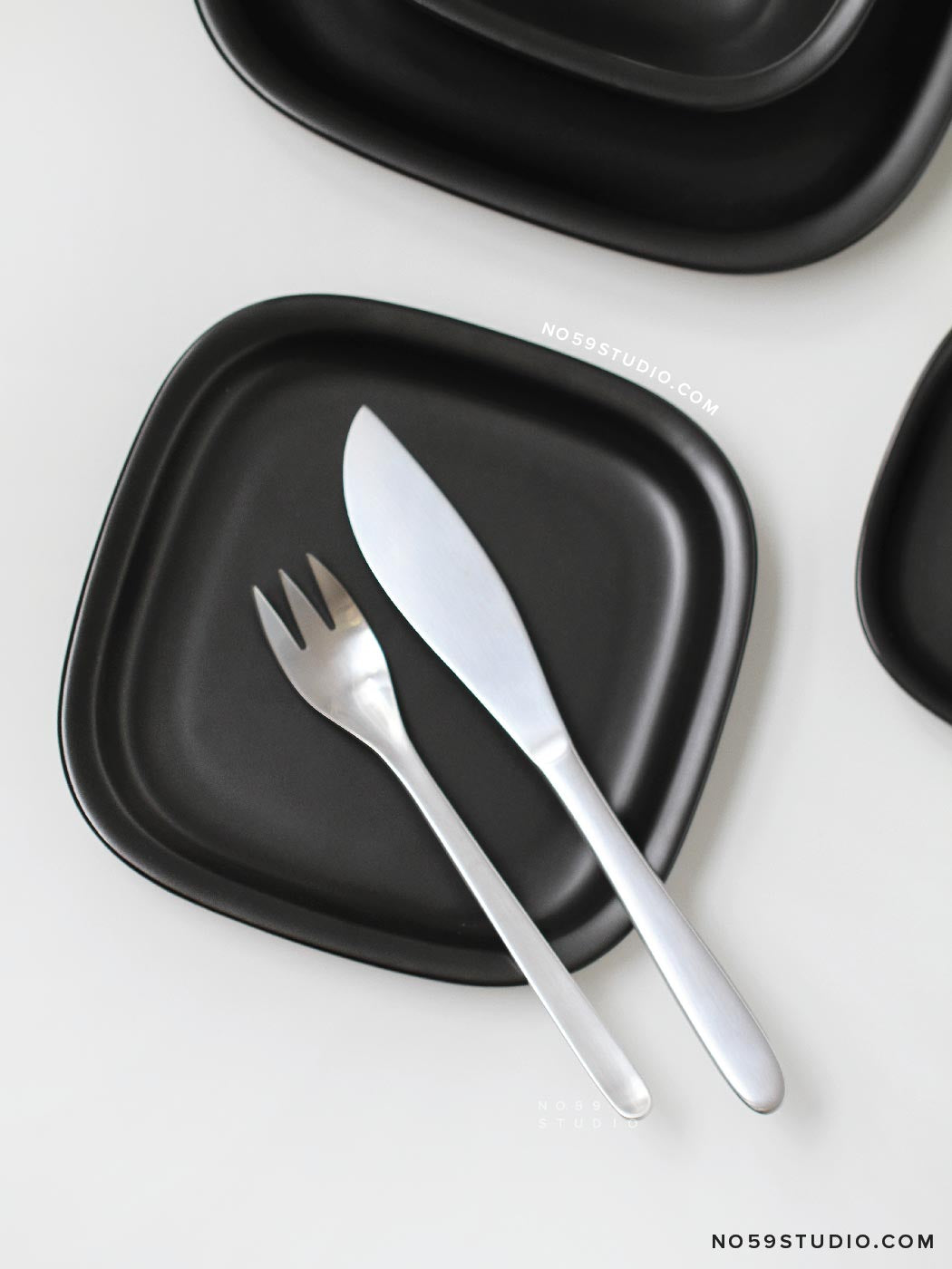 Sori Yanagi Black and White Collection – Black Dinnerware