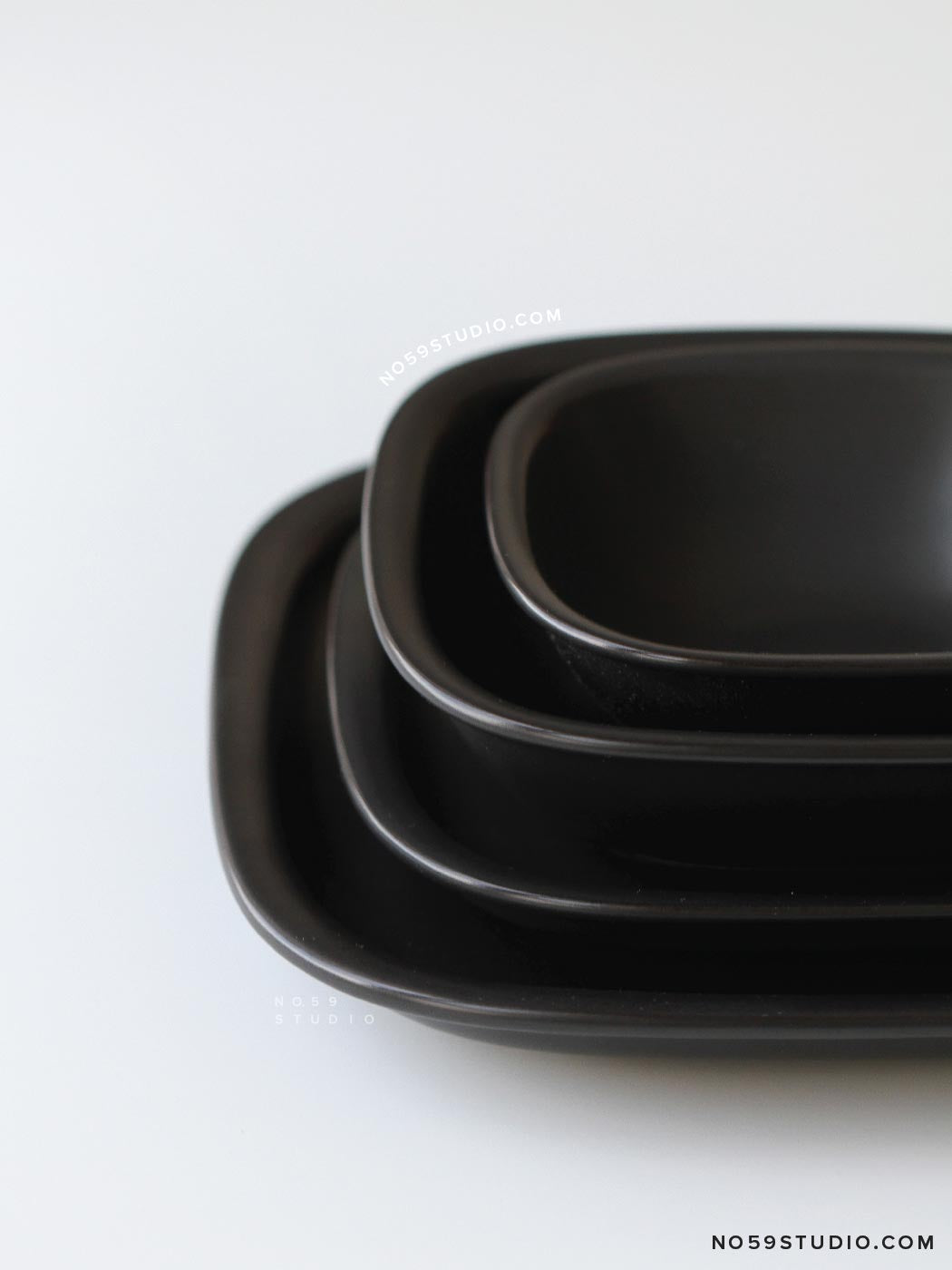 Sori Yanagi Black and White Collection – Black Dinnerware