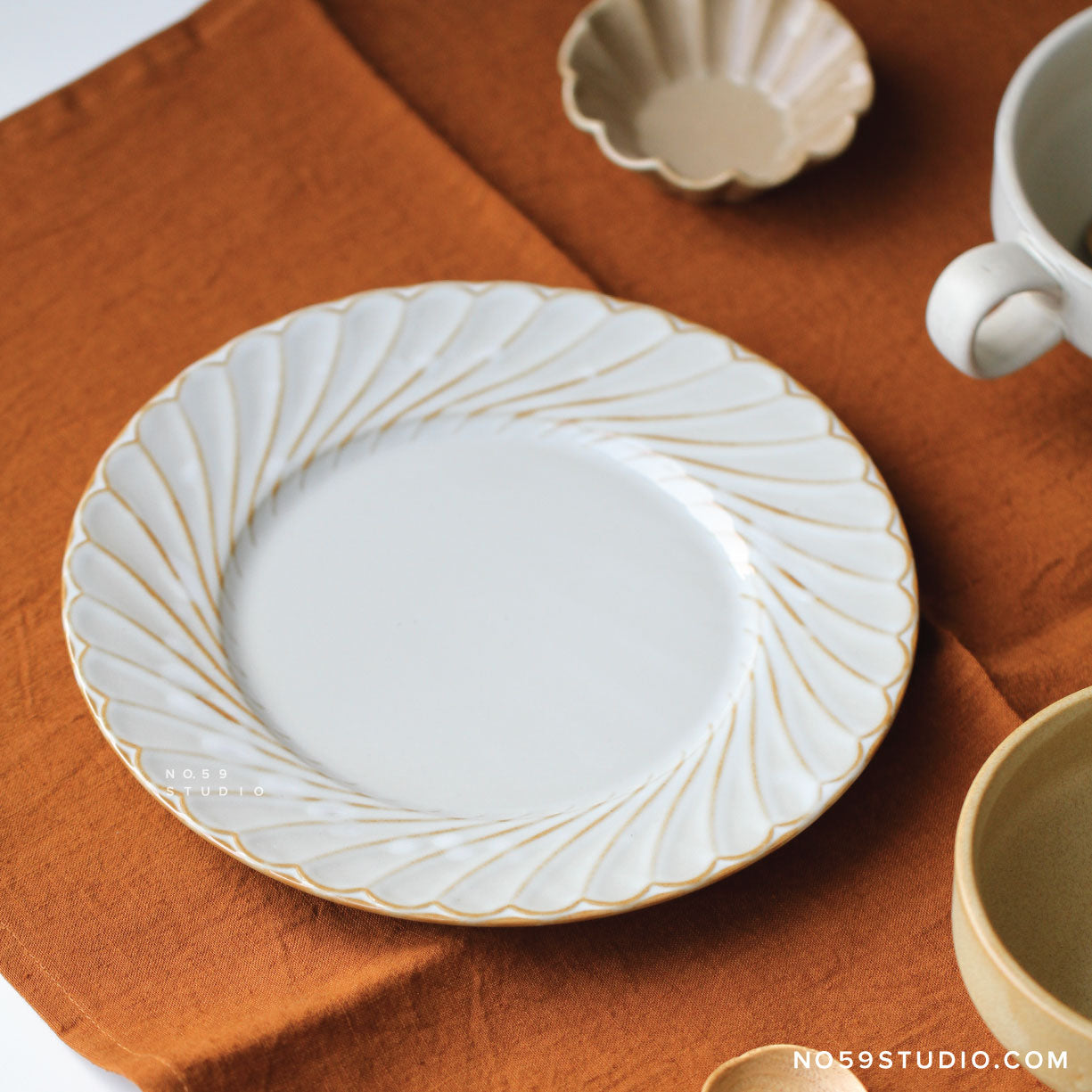 Vintage Style Ruffled Edge Ceramic Plate