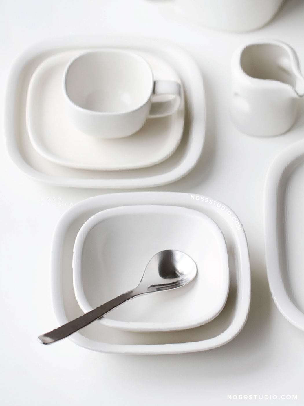 Sori Yanagi Black and White Collection – White Dinnerware